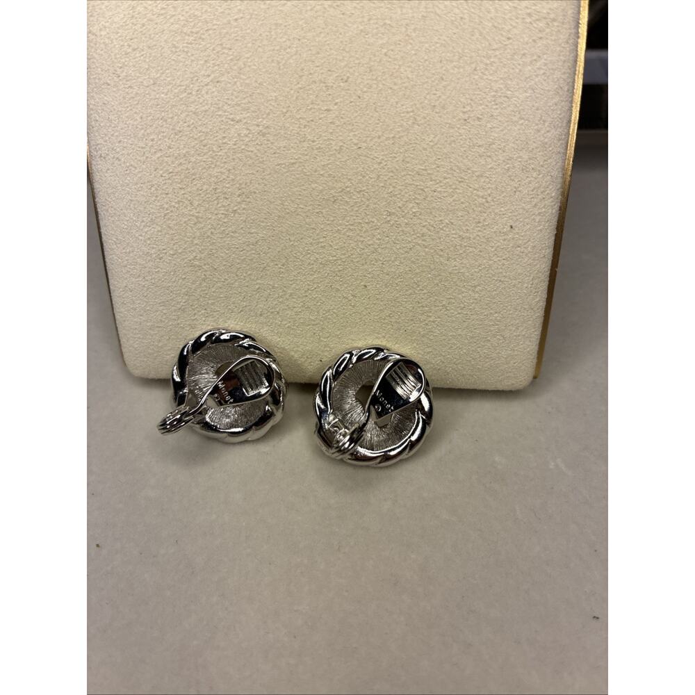 Vintage MONET Clip On Earrings. Signed. Exceptional Condition. - Picture 2 of 3